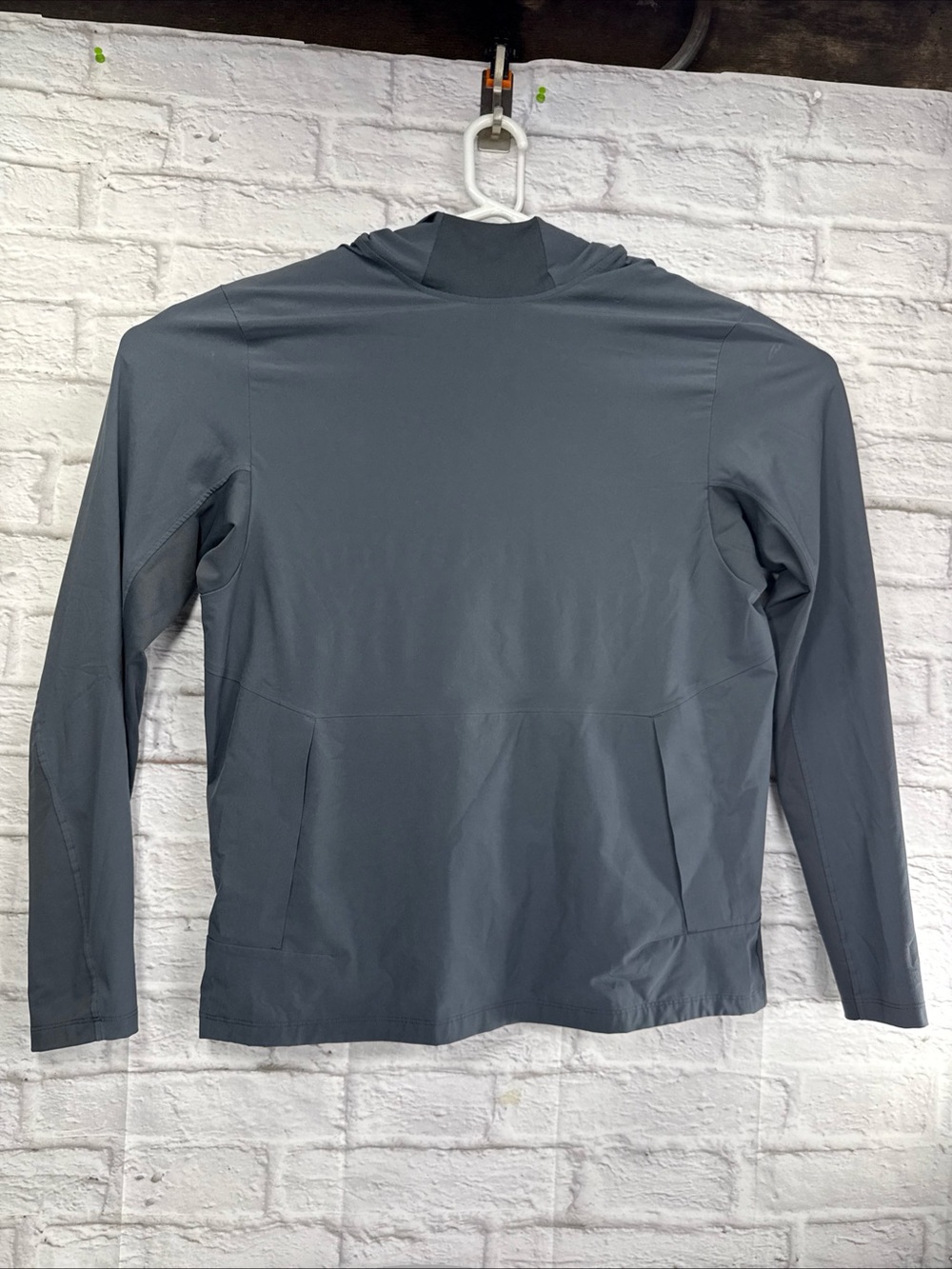 lululemon athletica Men's Lightweight Hooded Shirt Jacket in Charcoal